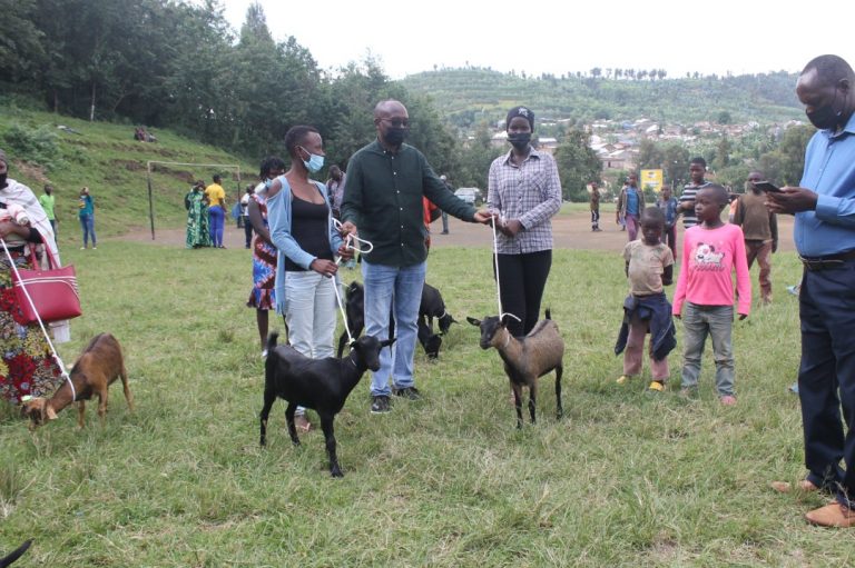 AKWOS a distribué des équipements sportifs et du bétail à 300 mères adolescentes du RubavuDistrict